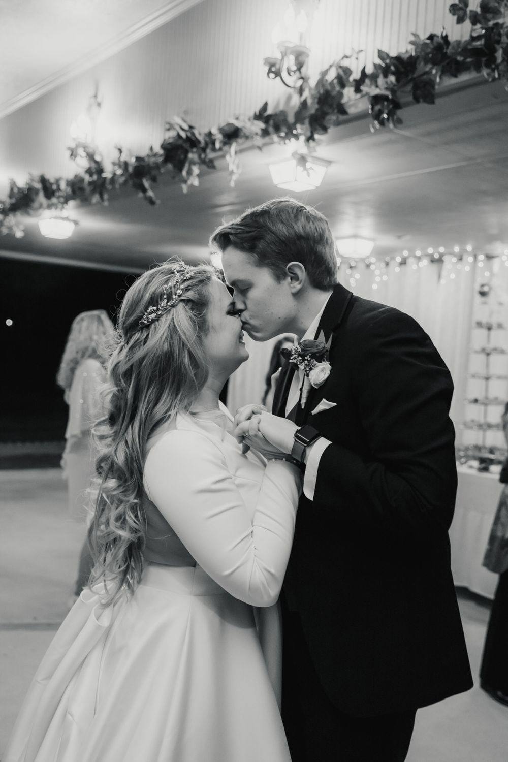 Chapel kiss in black and white