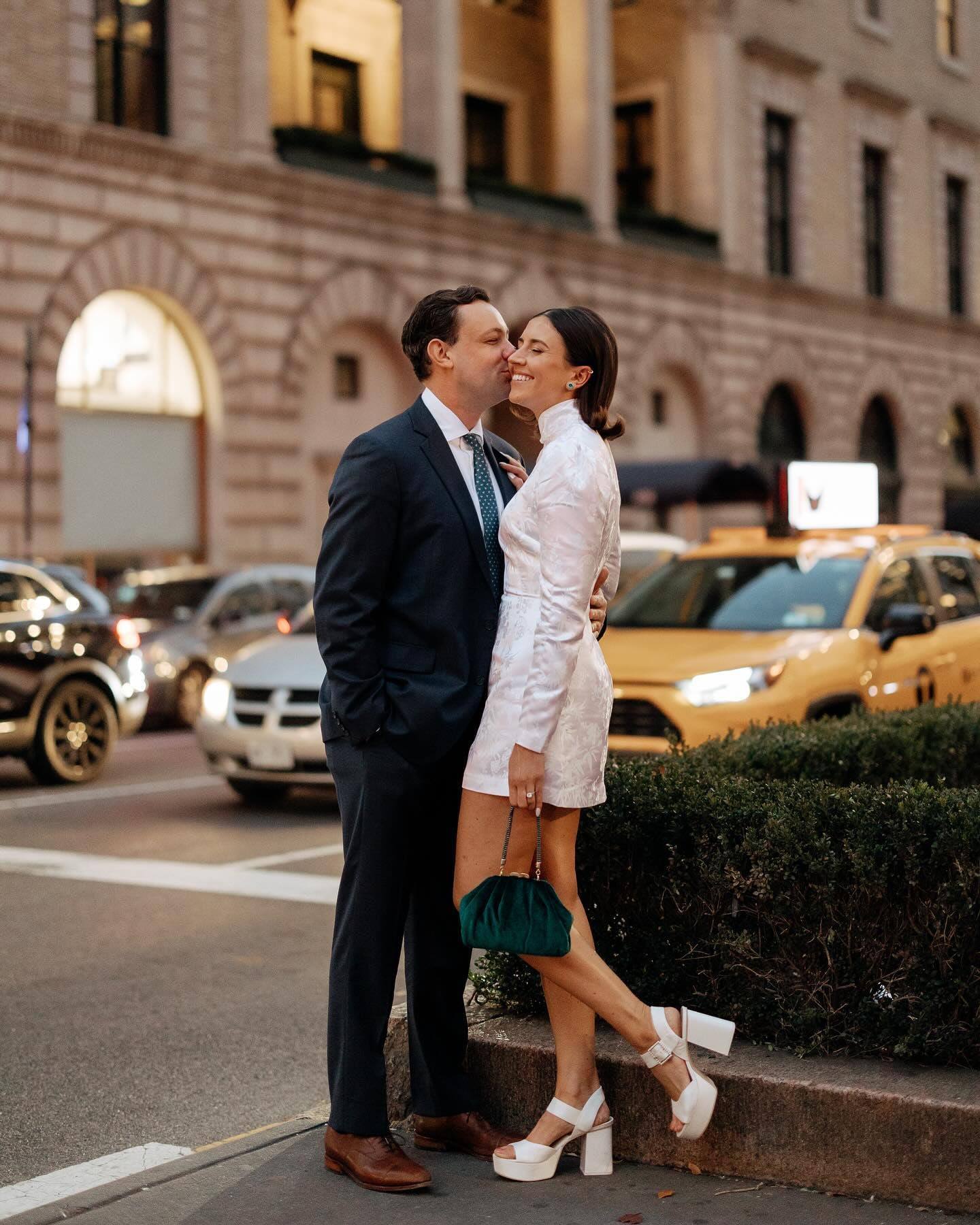 City kiss beside a yellow taxi