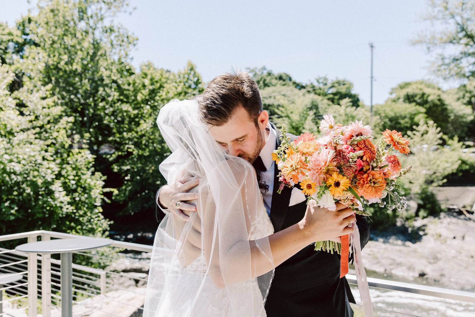Dip kiss with a vivid orange bouquet