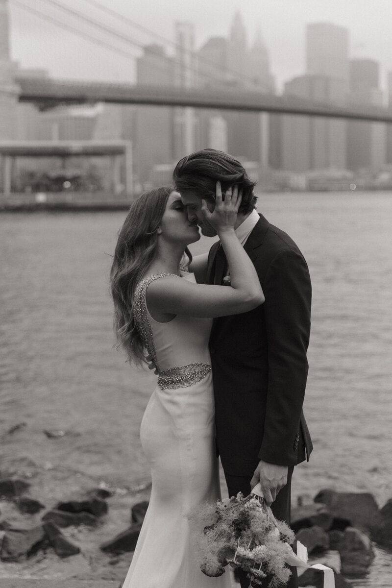Brooklyn Bridge embrace, black and white
