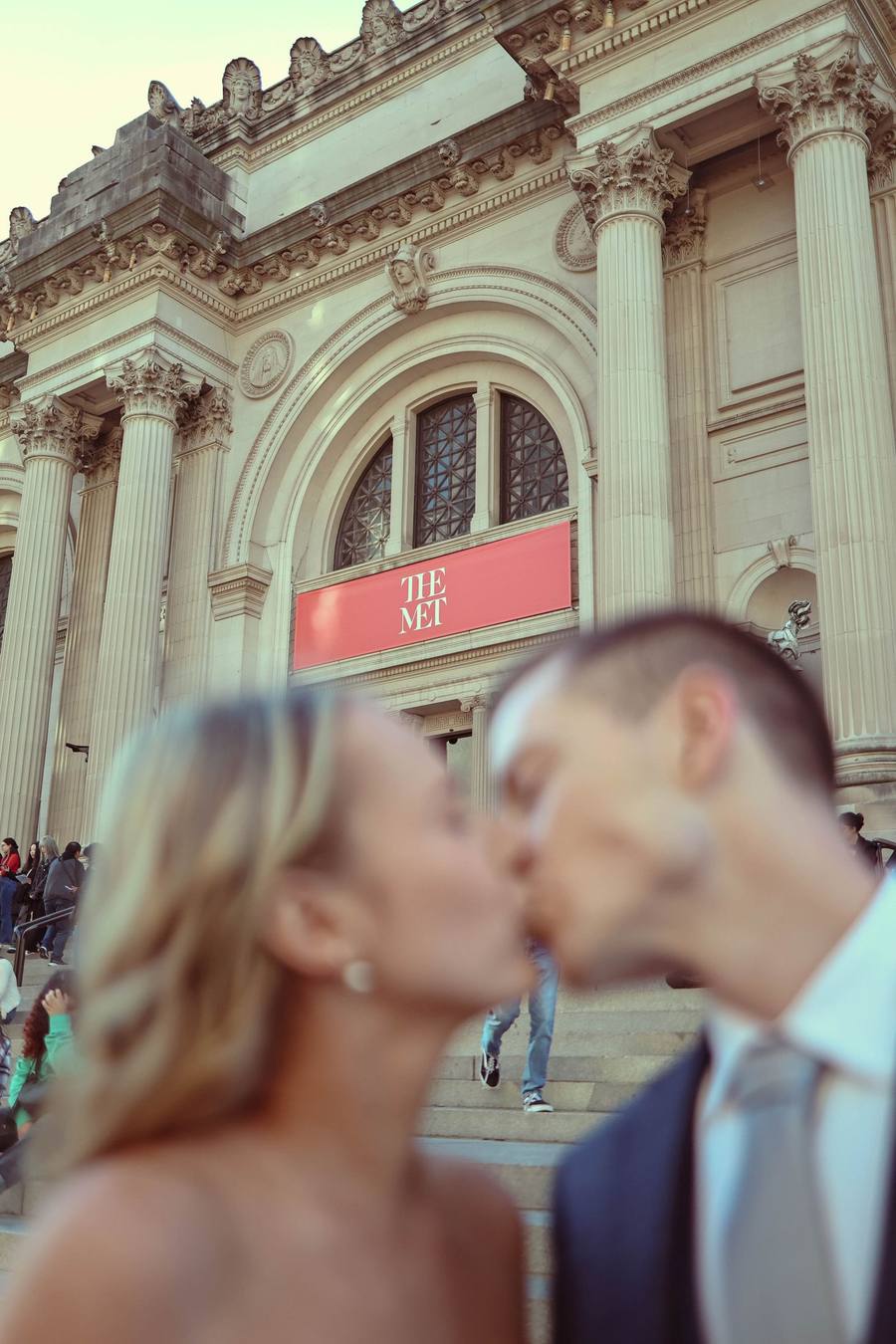 Kiss on the museum steps