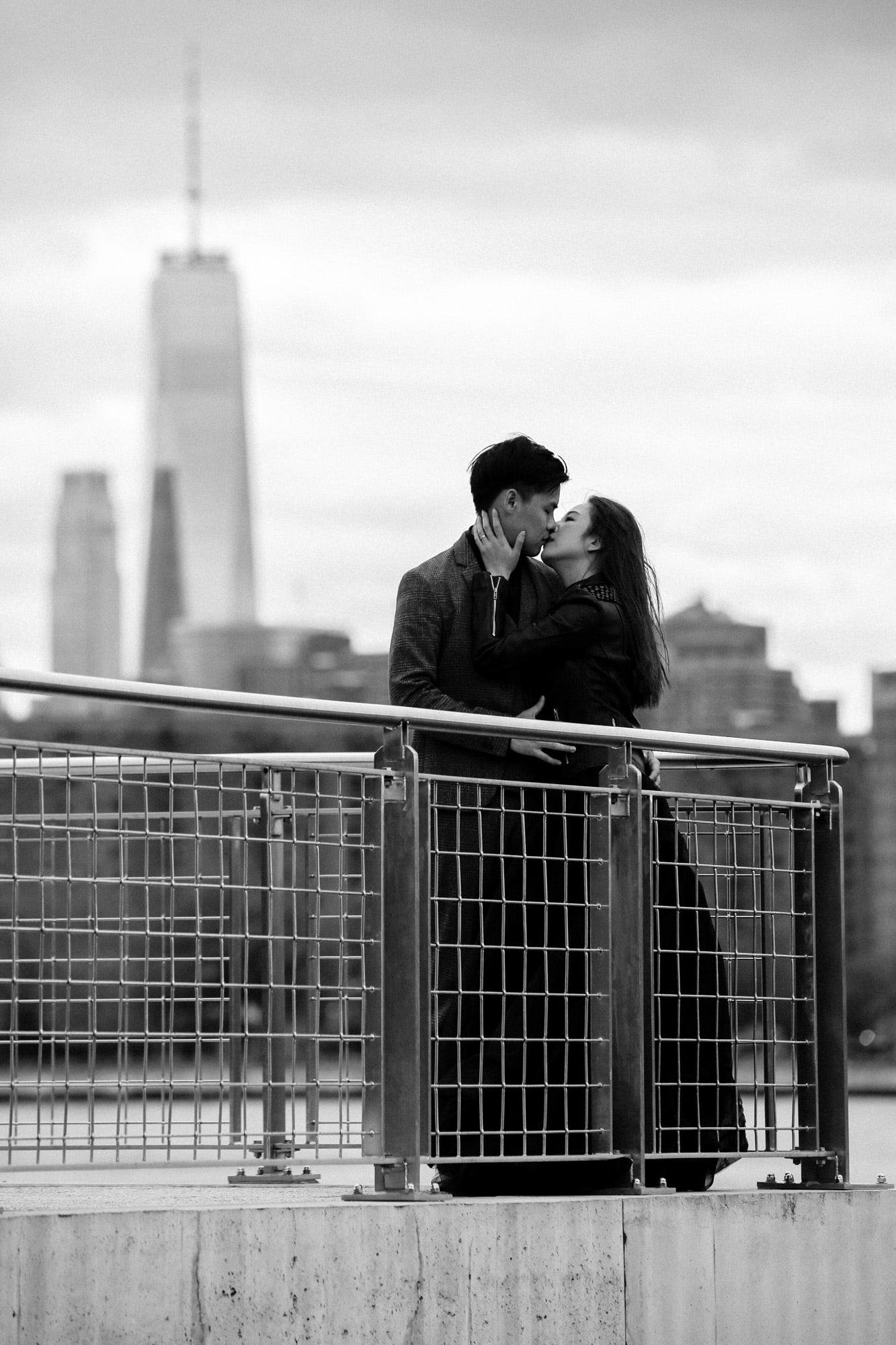 Skyline couple, black and white
