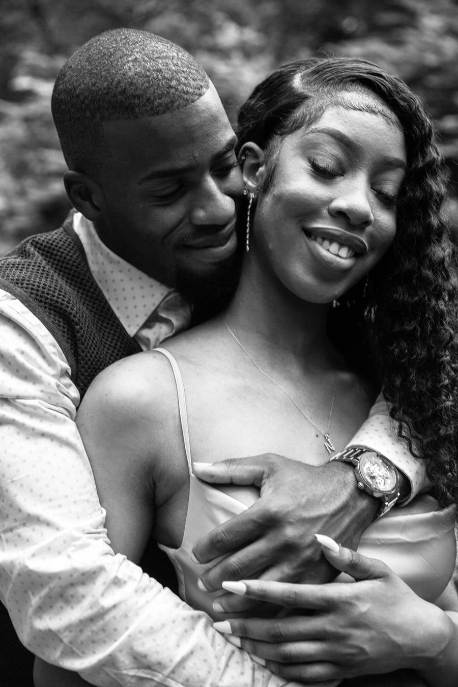 Close embrace, black and white