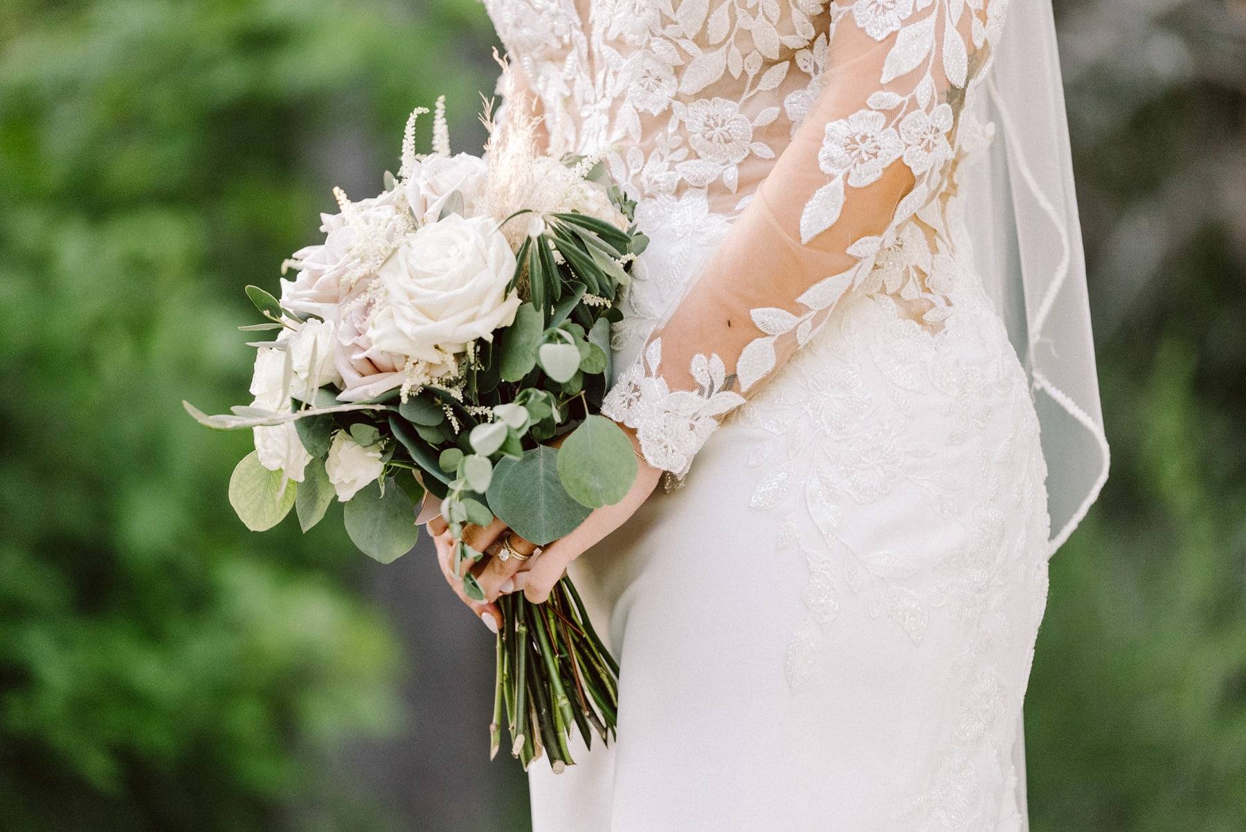Bouquet and veil in soft light